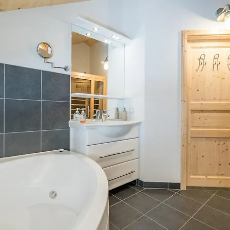 Chalet In With Sauna And Hot Tub